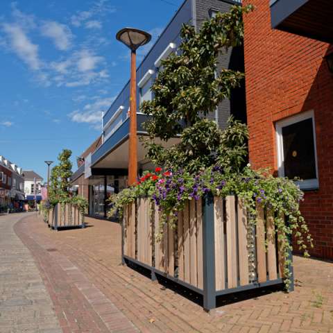 Bank, afvalbak en plantenbak in 1
