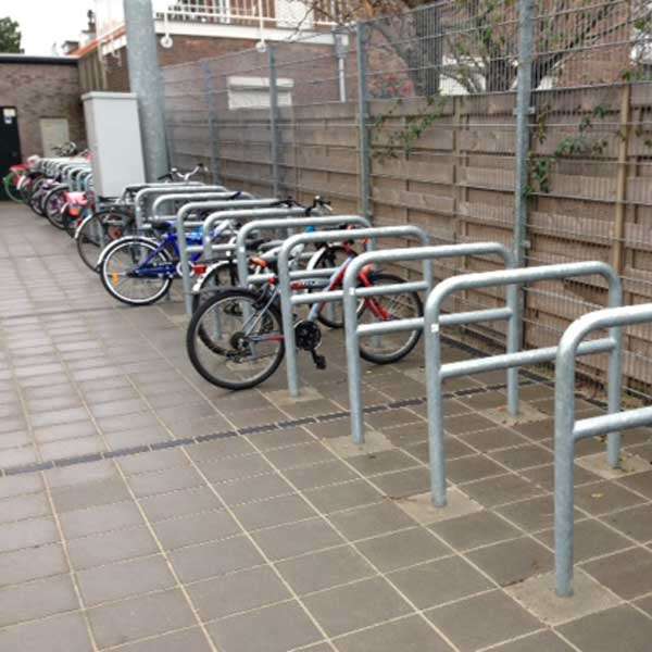 Fietsparkeren | Fietsaanleunbeugels | FalcoLean fietsaanleunbeugels met tussenbuis Fietsparkeren | Fietsaanleunbeugels | FalcoLean fietsaanleunbeugels met tussenbuis | image #8 |