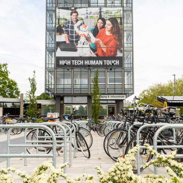 Fietsparkeren | Fietsaanleunbeugels | FalcoLean fietsaanleunbeugels met tussenbuis Fietsparkeren | Fietsaanleunbeugels | FalcoLean fietsaanleunbeugels met tussenbuis | image #4 |