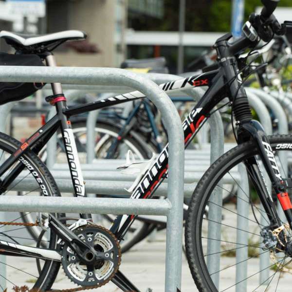 Fietsparkeren | Fietsaanleunbeugels | FalcoLean fietsaanleunbeugels met tussenbuis Fietsparkeren | Fietsaanleunbeugels | FalcoLean fietsaanleunbeugels met tussenbuis | image #7 |