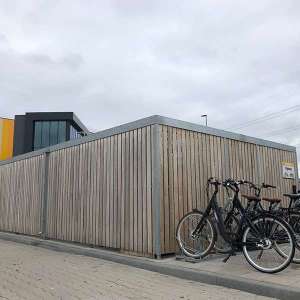 Projecten | Fietsparkeren met overkappingen en fietsenrekken bij DC Jumbo Bleiswijk | image #1 | 110120 fietsparkeren fietsoverkapping rokersruimte fietsenrek