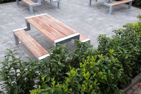 121547+122342  straatmeubilair bedrijfspand picknickset statafel buitenbank