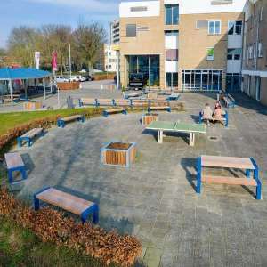 Projecten | Falco schoolpleinmeubilair bij Landstede Scholengemeenschap Zwolle zorgen voor een groen en functioneel schoolplein | image #1 | 131888 straatmeubilair buitenbank picknickset plantenbak