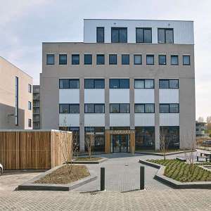 Projecten | Fietsparkeren en inrichting dakterras bij appartementencomplex | image #1 | 92671 fietsoverkapping dakterras buitenbank plantenbak picknickset asbak straatmeubilair fietsenrek etagerek