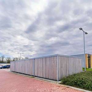Projecten | Een functioneel en duurzaam buitenterrein voor het Saxenburgh Medisch Centrum: Falco voorziet in comfort en bescherming | image #1 | 133027 133663 fietsoverkapping overkapping straatmeubilair picknickset buitenbank