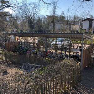 Projecten | Fietsoverkapping en fietsenrekken voor kinderfietsen op basisschool | image #1 | 120692 116974 fietsoverkapping fietsenrek voor kinderfietsen basisschool