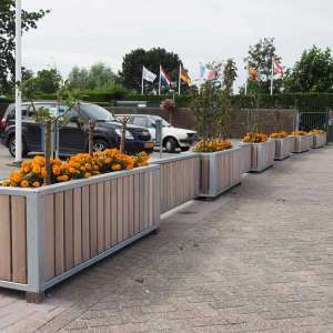 Straatmeubilair | Op maat gemaakt | Plantenbakken als afzetelement | image #1
