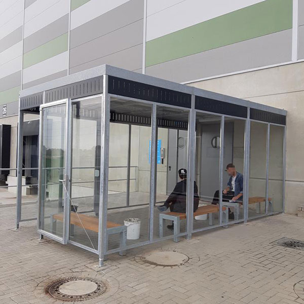 Week 40: glazen overkapping met banken en asbak