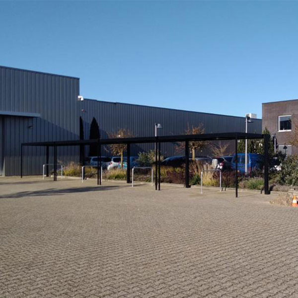 Week 45: fietsoverkapping met aanleunbeugels op bedrijfsterrein