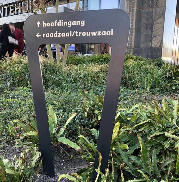 Week 13: bewegwijzeringsborden bij Gemeentehuis Capelle aan den IJssel