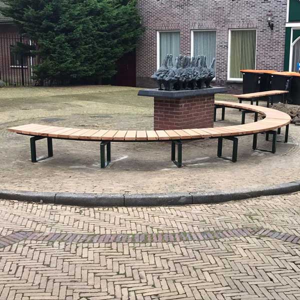 Week 43: Buitenbanken op plein Hippolytushoef