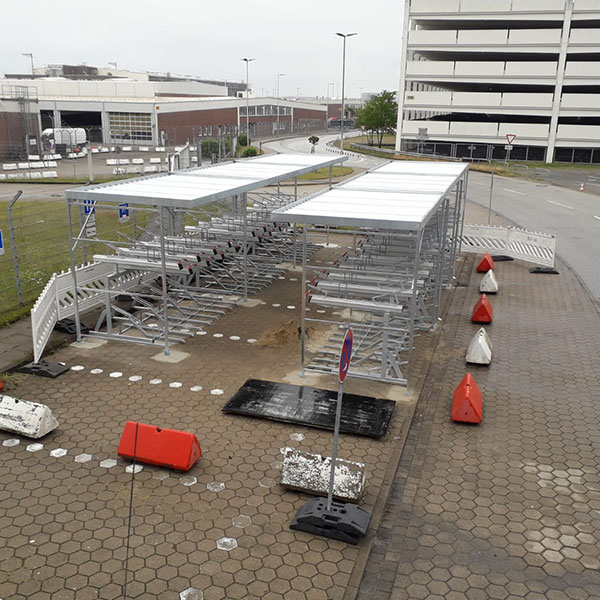 Week 24: fietsoverkappingen en etagerekken op terrein Hamburg Airport