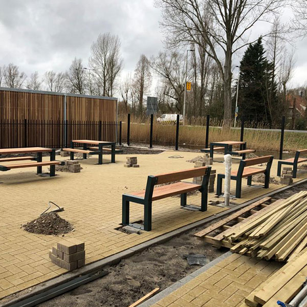 Week 8: plaatsen fietsparkeervoorziening en straatmeubilair bij voormalig kantoorpand