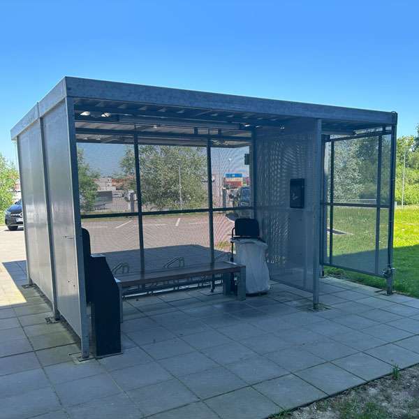Multifunctionele overkapping voor fietsen, roken en afvalvoorziening