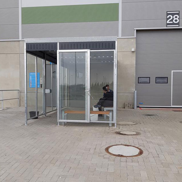 Week 40: glazen overkapping met banken en asbak
