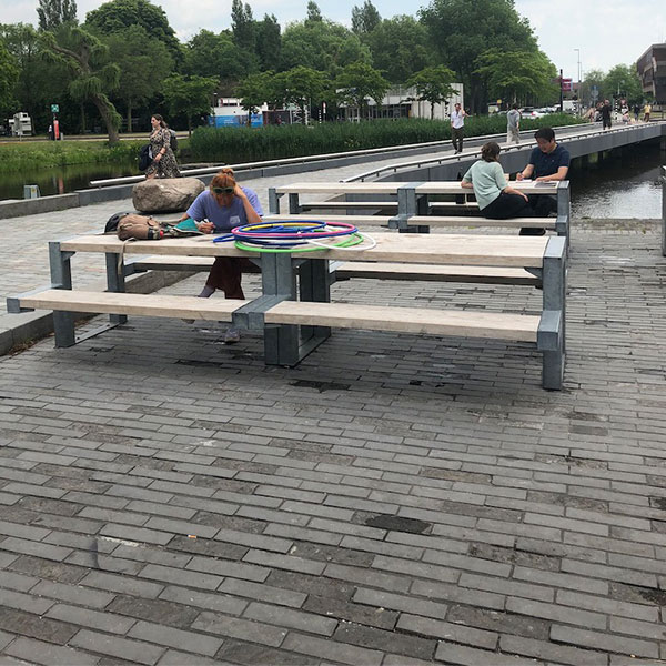 Picknicksets met anti graffiti coating op terrein Technische Universiteit Delft