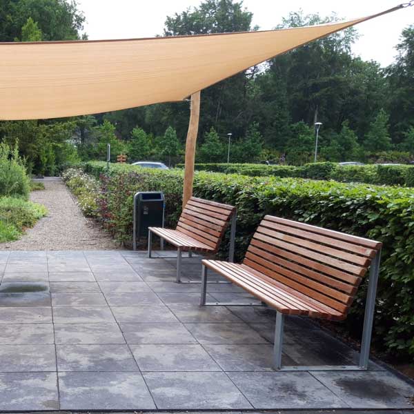 121547+122342  straatmeubilair bedrijfspand picknickset statafel buitenbank