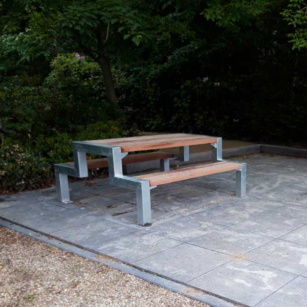 121547+122342  straatmeubilair bedrijfspand picknickset statafel buitenbank