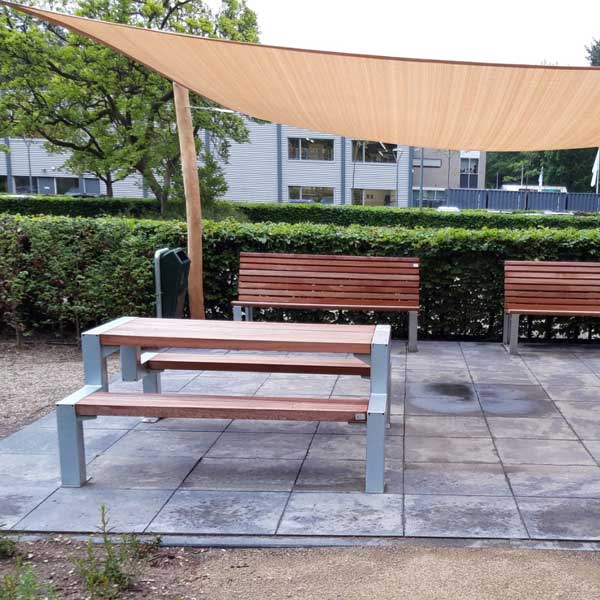 121547+122342  straatmeubilair bedrijfspand picknickset statafel buitenbank