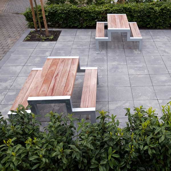 121547+122342  straatmeubilair bedrijfspand picknickset statafel buitenbank