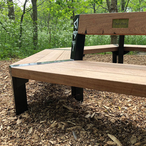 121747 straatmeubilair buitenbank herdenkingsbank