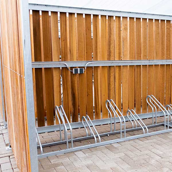 Verschillende overkappingen en straatmeubilair bij Aldi distributiecentrum