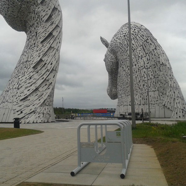 fietsparkeren fietsaanleunbeugel fietsenrek met logo FalcoToaster